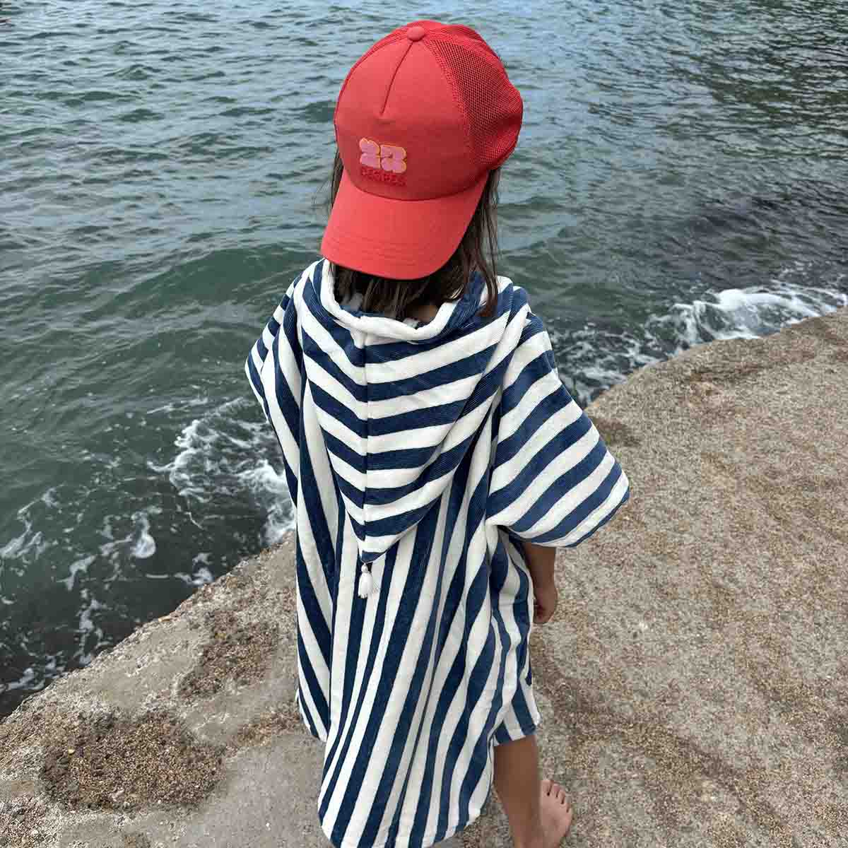 SUZON BADPONCHO VOOR KINDEREN BLAUWE MIDNIGHT STRIPE: NACHTBLAUW / M 4/6 JAAR