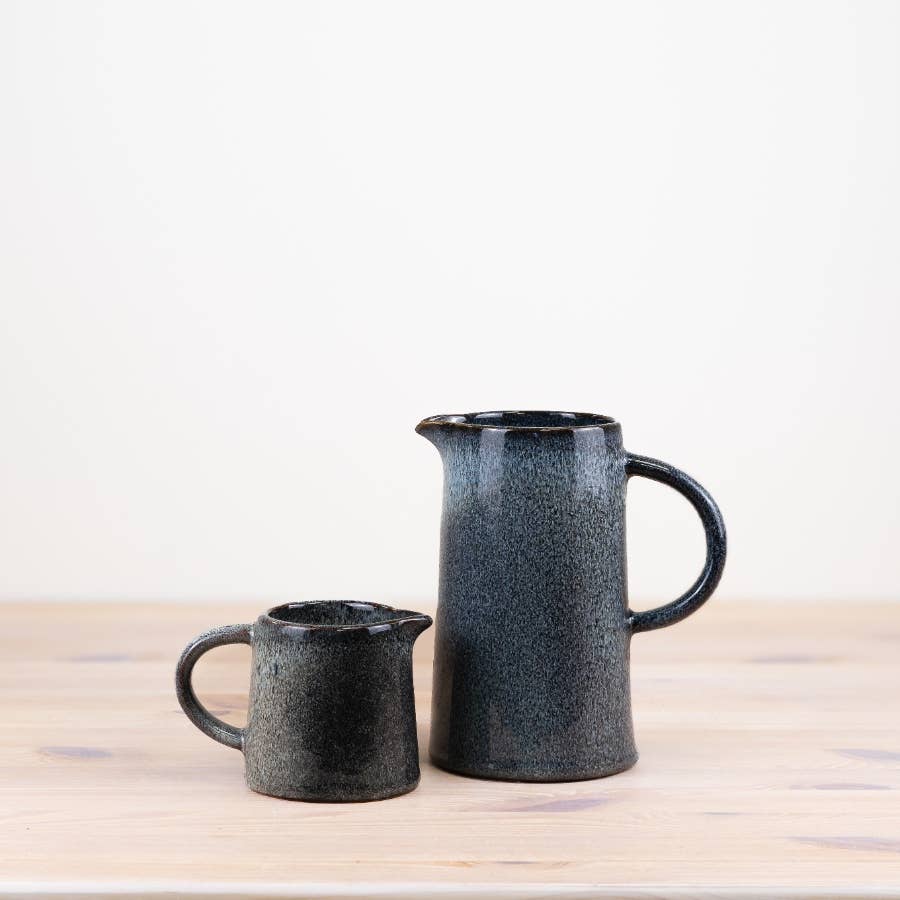 Tweekleurige Geglazuurde Blauwe Kan, 19 cm