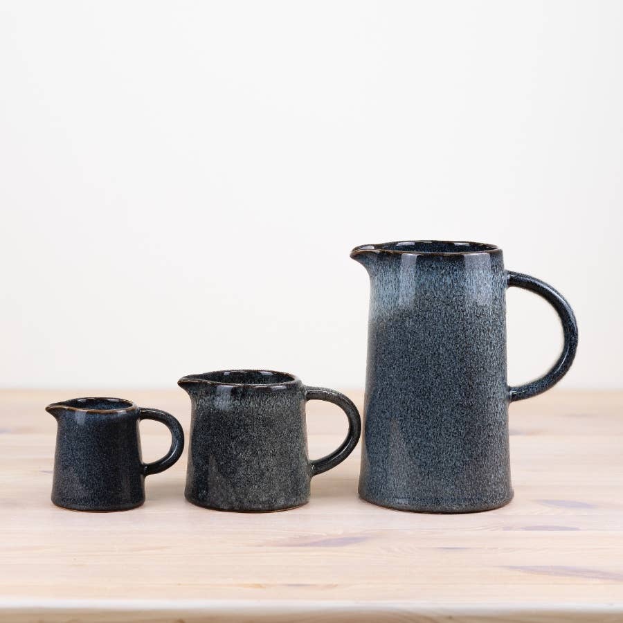 Tweekleurige Geglazuurde Blauwe Kan, 19 cm