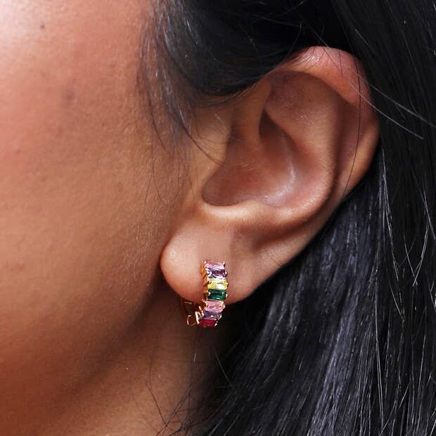 Roze en groene stokbroodkristallen Huggie Hoop Oorbellen