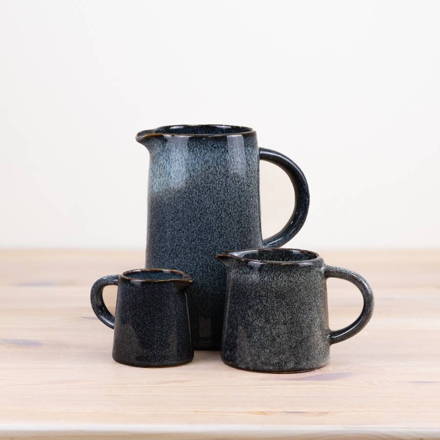 Tweekleurige Geglazuurde Blauwe Kan, 19 cm