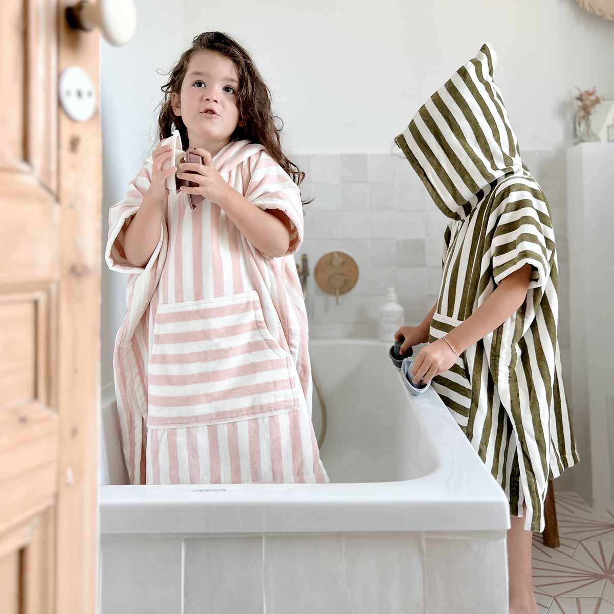 LICHTROZE PONCHO MET SUZON STREEP VOOR KINDEREN: LICHTROZE / S 1/3 JAAR