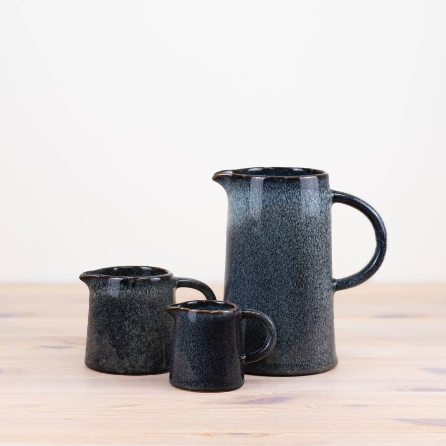 Tweekleurige Geglazuurde Blauwe Kan, 19 cm